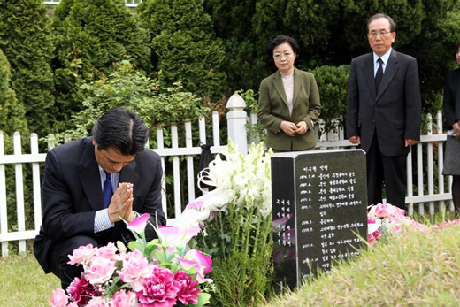 日 외상, 부산 의인 故 이수현씨 묘 참배