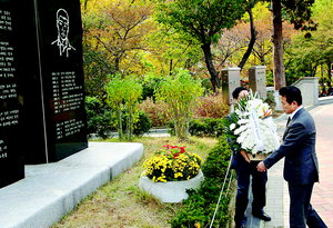 日 외상, '의인 이수현' 참배