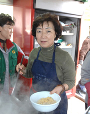 故 이수현씨 어머니 신윤찬씨 6년째 급식 봉사