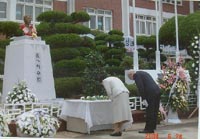 故 이수현씨 흉상 모교 '낙민초교'에 건립