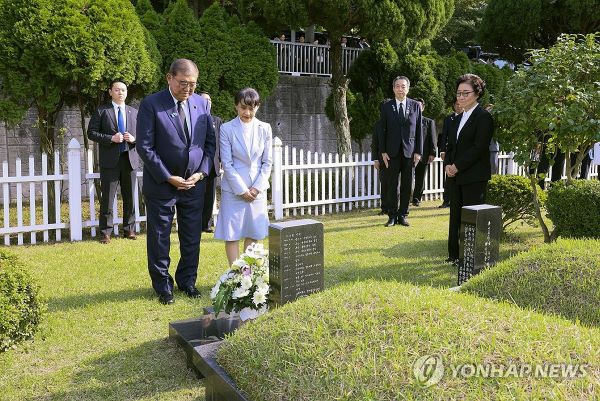 이시바 日 총리...故 이수현 부산 묘소 찾아 직접 헌화